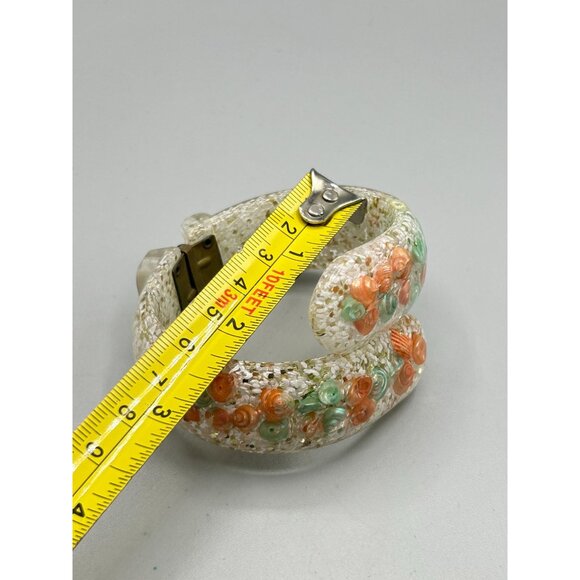 Vintage Mid Century Seashell Lucite Clamper Bangle Bracelet Clear Orange Blue - Picture 7 of 9